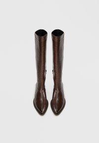 Botas de cuero marrón hasta la rodilla con un diseño de punta afilada. Textura suave, hardware minimalista y una silueta ajustada.
