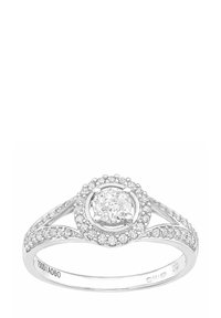 Pierścionek z białego złota z okrągłym diamentowym centralnym elementem otoczonym mniejszymi diamentami, z misternie wykonanym wzorem na obrączce i polerowanym wykończeniem.