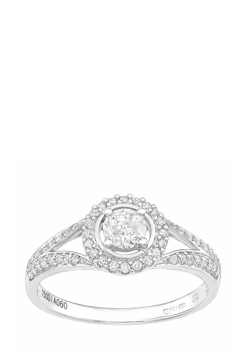 Pierścionek z białego złota z okrągłym diamentowym centralnym elementem otoczonym mniejszymi diamentami, z misternie wykonanym wzorem na obrączce i polerowanym wykończeniem.