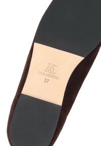 Semelle d'une chaussure marron avec talon et bout noirs, marquée "KS REAL LEATHER" et taille 37 sur la section en cuir clair beige.