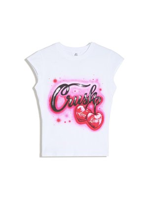 Witte mouwloze T-shirt met roze spuitverfeffect, zwarte cursieve tekst "Crush" en twee rode kersen met de labels "Lana" en "Lanetti."