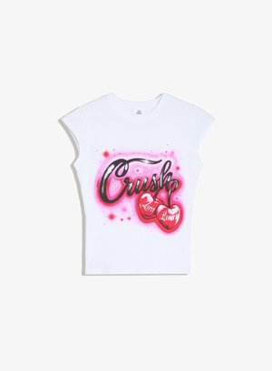Witte mouwloze T-shirt met roze spuitverfeffect, zwarte cursieve tekst "Crush" en twee rode kersen met de labels "Lana" en "Lanetti."