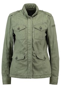 Olivengrøn bomuldsjakke med opretstående krave, to brystlommer med knapklapper og to nederste sidelommer; militærinspireret design.