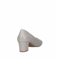 Décolleté in suede grigio chiaro con tacco beige lucido, punta arrotondata e corpo testurizzato. Il tacco misura circa cinque centimetri.