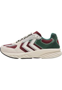 Sneaker mit einer Kombination aus beigevelours, kastanienbraunem Mesh und grünen Akzenten. Dicke strukturiere Sohle mit Zickzackmuster und kontrastierenden Schnürsenkeln.