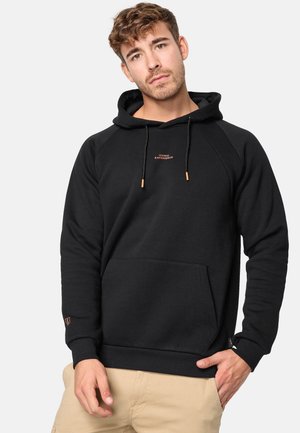 Felpa nera in misto cotone, con tasca a marsupio, cappuccio con coulisse e maniche raglan. Logo ricamato in arancione sul petto.