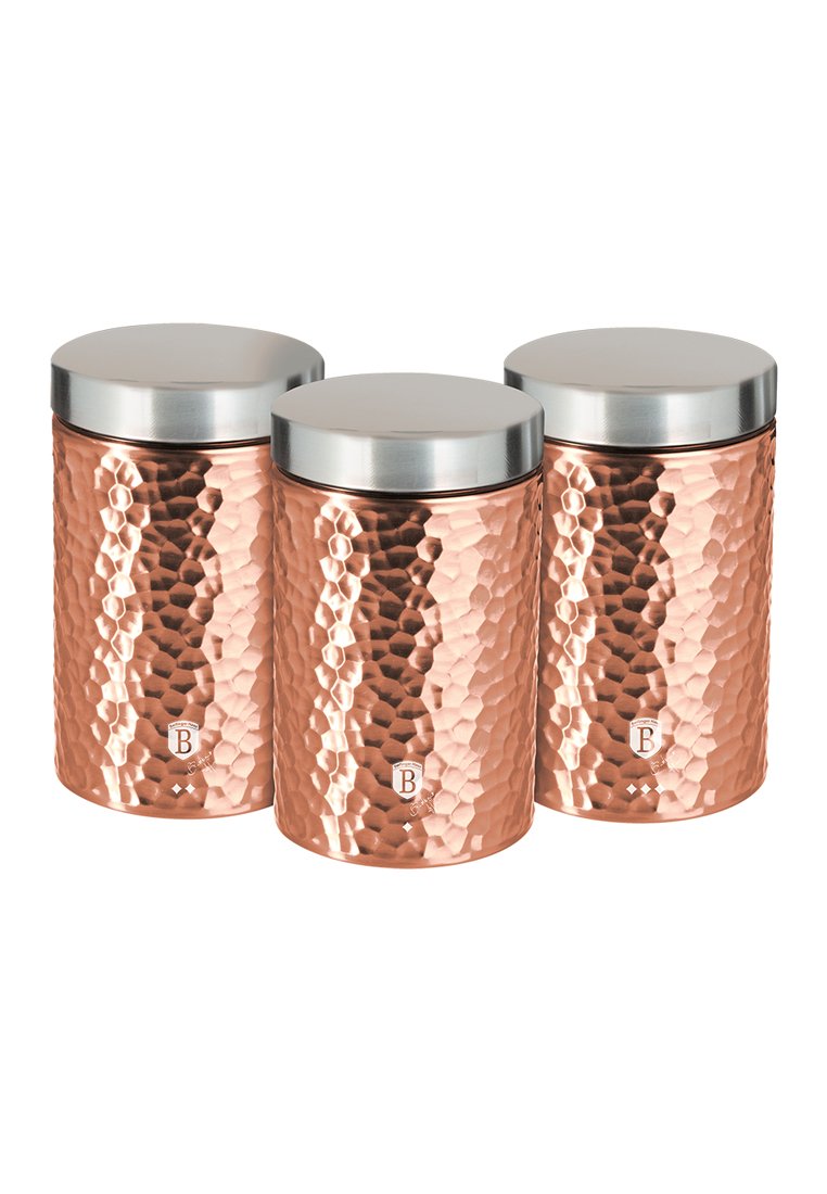 Drei Kupferkanister mit gehämmertem Muster und Edelstahldeckeln, die vorne ein Logo und kreisförmige Böden aufweisen.