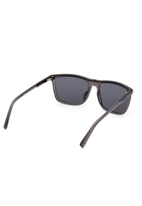 Ochelari de soare din plastic negru cu lentile pătrate, cu o nuanță gri închis și brate drepte. Prezintă un logo subtil pe bratul lateral.