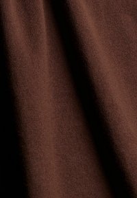 Tissu marron, texture douce avec un motif tricoté fin, offrant une légère élasticité et un éclat subtil. Adapté pour les vêtements ou la tapisserie.