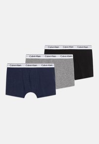 Tri páry pánskych boxeriek: námornícka modrá, šedá a čierna. Každý kus má biely pás s logom "Calvin Klein". Materiál z bavlneného zmesi.