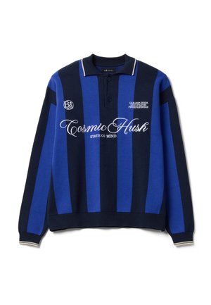 Maglia da rugby a maniche lunghe con ampie strisce verticali blu navy e blu, colletto, pattina con bottoni e testo scritto bianco "Cosmic Hush" sul davanti.