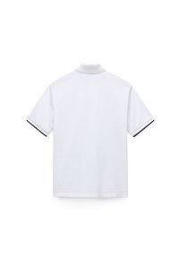 Λευκό πόλο με κοντό μανίκι, εμφανίζεται από πίσω, με ριμπ γιακά και μπλε σκούρο περιθώριο στα μανίκια.