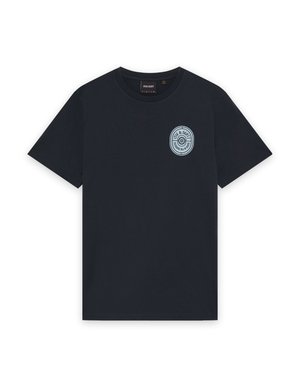 Marineblauw T-shirt met korte mouwen, ronde hals en een klein lichtblauw rond logo op de linkerborst met de tekst "Lyle & Scott".