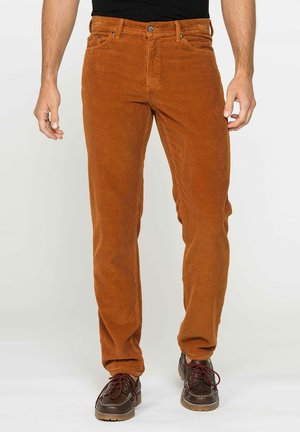 Pantaloni in corduroy marroni con vestibilità dritta, caratterizzati da una texture rigata, design a cinque tasche e chiusura con bottone. Indossati con scarpe marroni.