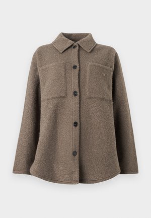Bruine, gestructureerde, button-up wollen overhemdjack met brede kraag en twee borstzakken, weergegeven op een witte achtergrond.