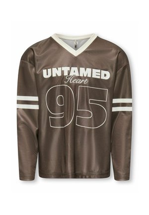 Maillot de sport marron à manches longues avec col blanc, bandes sur les manches et texte "UNTAMED Heart 95" imprimé sur le devant.