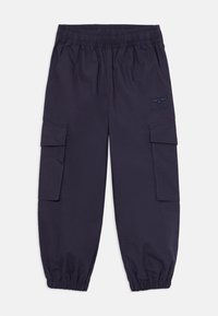 Pantaloni cargo bleumarin cu talie și manșete elastice, buzunare laterale cu clapetă și logo brodat subtil pe coapsa dreaptă.