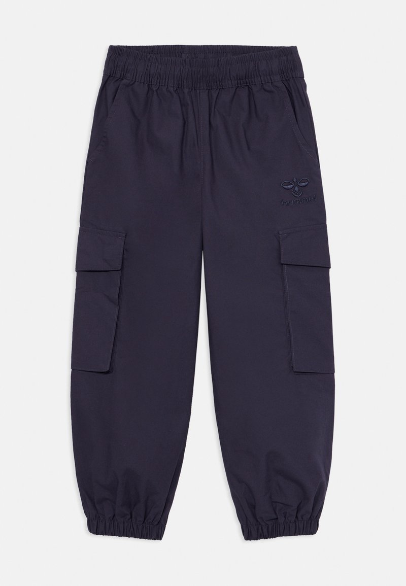 Námořnické cargo kalhoty s elastickým pasem, které mají dvě boční kapsy a logo na přední straně. Vyrobené z lehké, hladké látky.