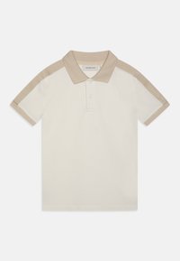 Beige a bílý polo tričko s krátkým rukávem, s kontrastním límcem a panely na ramenou. Na rukávu je logo. Hladký bavlněný materiál.