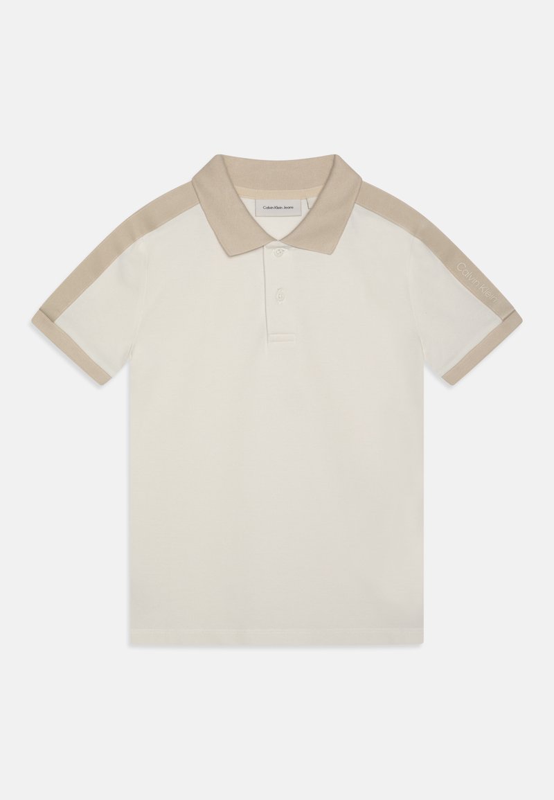 Cămașă polo cu mânecă scurtă bej și albă, cu guler și panouri pe umeri în contrast. Prezintă un logo pe mânecă. Material din bumbac neted.