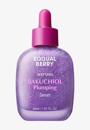 Paarse glazen fles met een roze druppelaar, bevat een heldere serum met zwevende deeltjes. Het label leest "Eequal Berry Deep Cera Bakuchiol Plumping Serum."