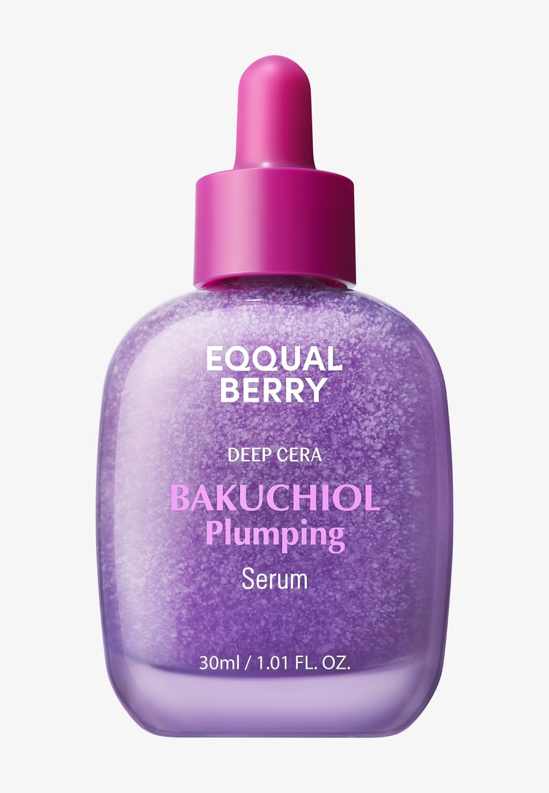 Lilla glassflaske med en rosa dråper, inneholdende klar serum med suspenderte partikler. Etiketten leser "Eequal Berry Deep Cera Bakuchiol Plumping Serum."