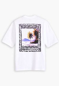 Balta trumpa rankovė t-shirt marškiniai su spalvingu tropiniu peizažu, kuriame matyti palmės, kalnai ir geometrinė juoda riba.