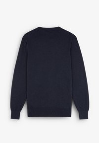 Granatowy sweter, długie rękawy, okrągły dekolt, prążkowane mankiety i dół, miękka tekstura, jednolity kolor, brak widocznych wzorów czy elementów metalowych.