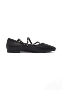 Ballerine nere con punta affilata, realizzate in pelle liscia. Presentano cinturini decorativi con piccoli rivetti metallici e una suola piatta.