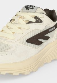 Baskets Hi-Tec Shadow crème et marron avec lacets, tige en mesh et suède, et semelle extérieure en caoutchouc texturé.