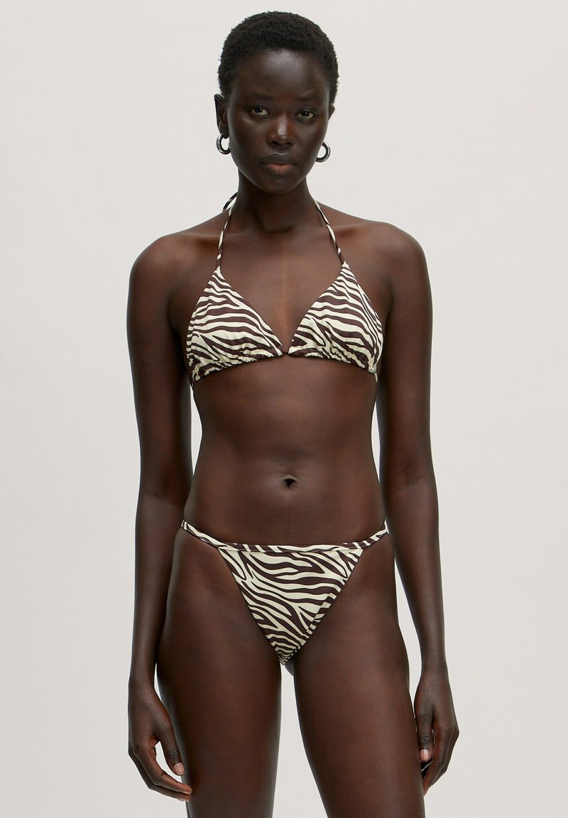 Braun- und cremefarbener Zebrastreifen-Bikini mit dreieckigem Oberteil und tief sitzenden Unterteilen, gefertigt aus glattem Stoff und mit dünnen, verstellbaren Trägern.