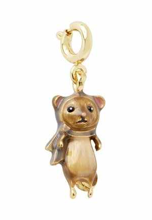 Breloque dorée en forme de petit ours portant une cape, fixée à un fermoir circulaire pour bijoux ou accessoires.
