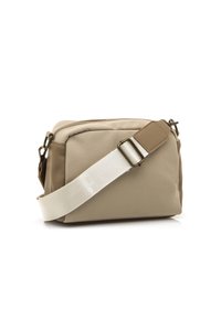 Bolso bandolera beige hecho de tela suave con cierre de cremallera, con una correa blanca ajustable y detalles en cuero marrón.