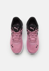 Różowe sportowe buty z siateczki z czarnymi akcentami i sznurówkami. Posiadają wyściełany kołnierz, logo na języku oraz białą podeszwę. Teksturowana powierzchnia.