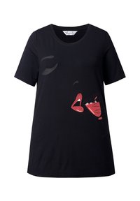 Camiseta de algodón negra de manga corta, con un gráfico de labios rojos y un vaso de cóctel con una mano, en un diseño de corte relajado.