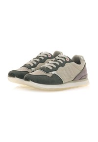 Zapatillas con una combinación de colores gris y beige, que presentan una mezcla de materiales de ante y malla, una suela de goma y un acento reflectante.