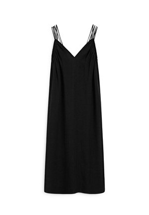 Czarna sukienka midi bez rękawów z dekoltem w serek i wieloma cienkimi spaghetti paseczkami na każdym ramieniu, luźny krój na białym tle.