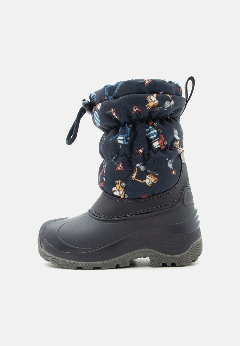 Dječja zimska čizma mornarsko plave boje s uzorkom građevinskih vozila i prometnih znakova, zatvaranjem na vrpcu i robusnim sivim potplatom.