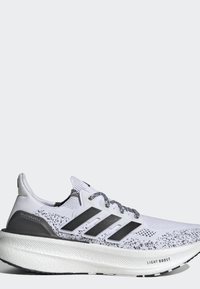 Chaussure de running Adidas blanche et noire avec une tige en maille, trois bandes noires sur les côtés, lacets à motifs et semelle épaisse amortie portant la mention « LIGHT BOOST ».