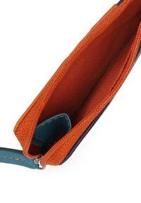 Tovejsidig pung med orange og lilla stofudvendig, foret med orange. Har lynlås lukning, kontrasterende blå detaljer og kortplads.