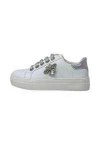 Sneaker bianco con superficie testurizzata, lacci argentati, un'accortezza decorativa a forma di ape e un tab sul tallone iridescente. Presenta una suola in gomma.