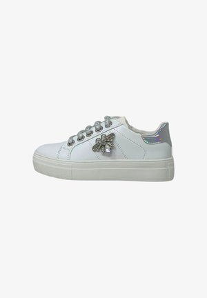 Sneaker bianco con superficie testurizzata, lacci argentati, un'accortezza decorativa a forma di ape e un tab sul tallone iridescente. Presenta una suola in gomma.