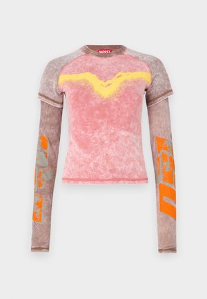 Angepasstes langärmliges Hemd in Pink und Braun mit einem verlaufenden Gelb-Design und orangefarbigen Grafiken auf den Ärmeln. Glatte Textur.