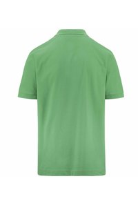 Polo verde con colletto, maniche corte e orlo dritto. Realizzato in tessuto liscio, presenta un colore uniforme e dettagli di design minimi.