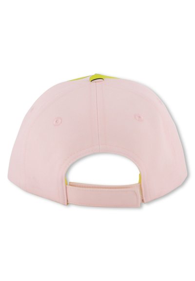 Cappellino rosa con parte posteriore strutturata, caratterizzato da un accento giallo sulla sommità e una cinghia regolabile. Tessuto dalla texture liscia e design semplice.