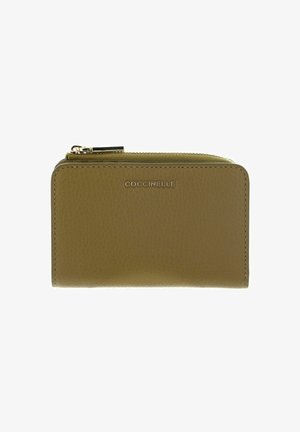 Portafoglio rettangolare in pelle verde oliva con bordi arrotondati, cerniera dorata e logo "COCCINELLE" in rilievo al centro anteriore.