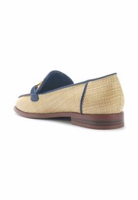 Mocassini intrecciati beige con dettagli in pelle blu e una finitura in tonalità oro. Suola piatta in legno marrone, punta rotonda e design casual.