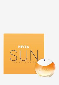 Nivea Sun Eau de Toilette mit orangener Box und runder, klarer Flasche mit weißem Deckel und blauen Sprühkopf.