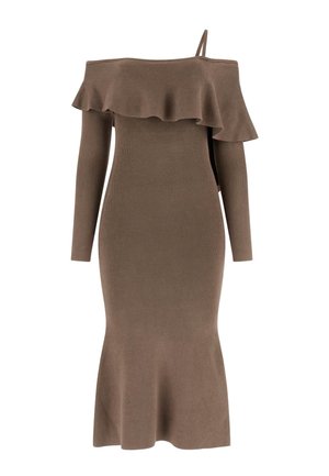 Brązowa sukienka midi z prążkowanego dzianiny, z długimi rękawami, ozdobą z falbanek odsłaniającą ramiona oraz pojedynczym cienkim paskiem na prawym ramieniu.