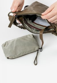 Aunts & Uncles MRS CHOCOLATE COOKIE - Umhängetasche - dark olive